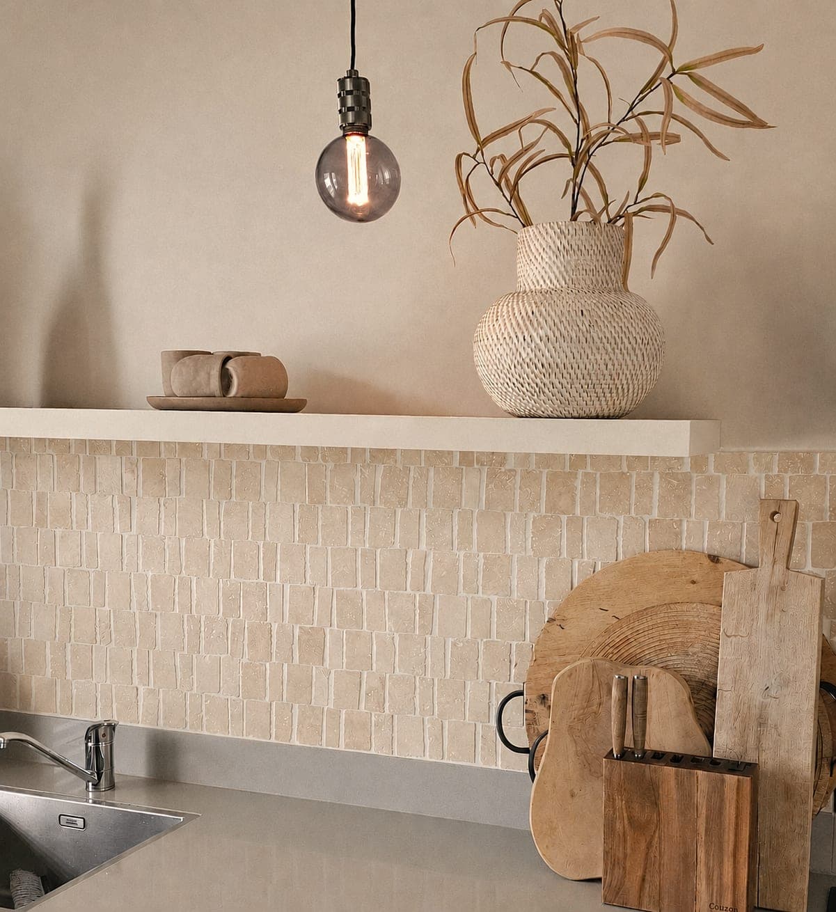 Keukenwand met Biscotti mozaïek, houten plank en hanglamp
