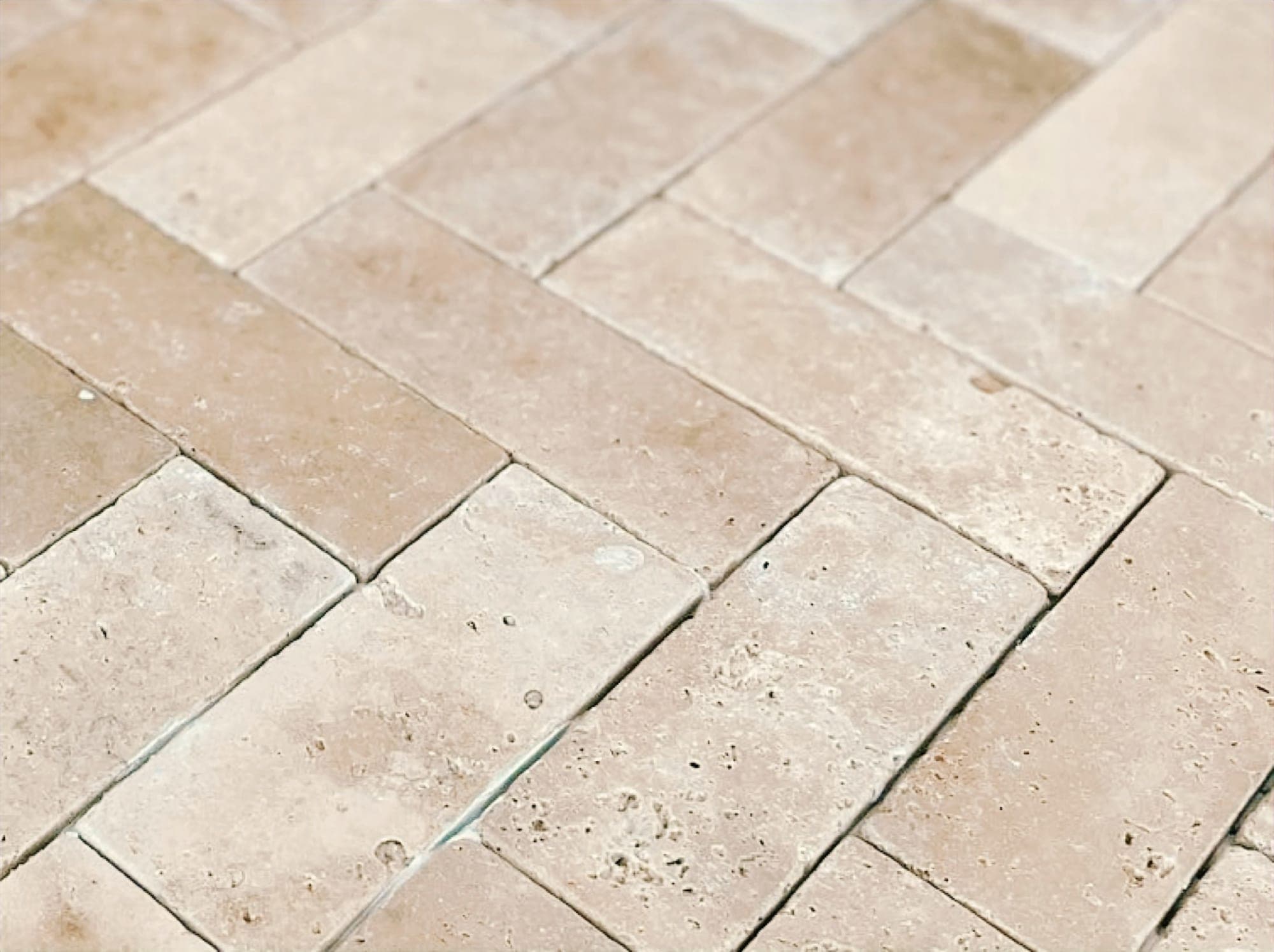 Travertin Light bricks in visgraatverband, van dichtbij